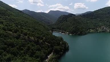 航拍飞越意大利群山环绕的湖泊视频的预览图